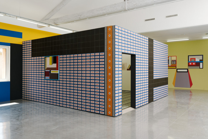 Nathalie Du Pasquier, "Cabina", 2021. Bois, plâtre et carreaux de céramique produits par Mutina (Italie), 300 × 550 × 550 cm. Prêt de l'artiste. Crédit photo : Aurélien Mole © Nathalie du Pasquier