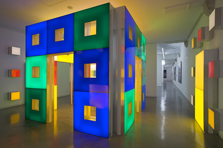 Daniel Buren, "Photo souvenir : La Cabane éclatée aux caissons lumineux colorés", 1999-2000. Techniques mixtes, 303x356x356 cm avant éclatement. Collection Mrac Occitanie, Sérignan. Photo : Jean-Paul Planchon © Daniel Buren / ADAGP