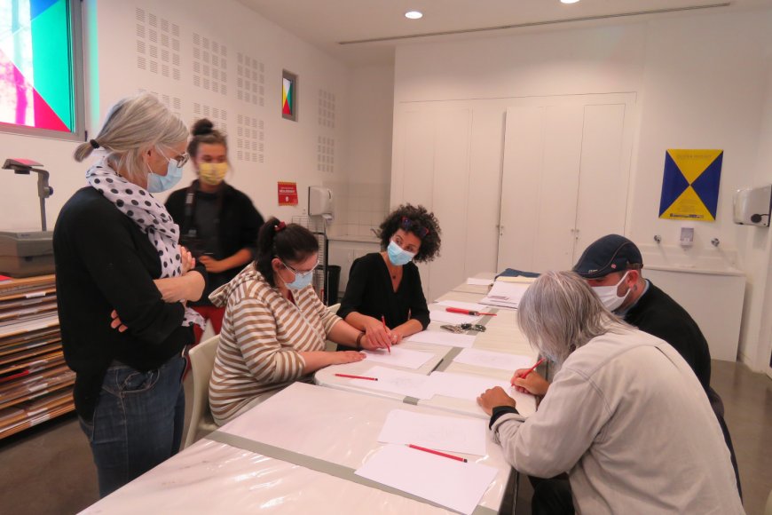 Séance de travail autour du projet d'accrochage participatif "Un musée à soi" ; groupe Art. 27 (patients de l'hôpital de jour de Béziers) sous la conduite de Mathilde Monnier.