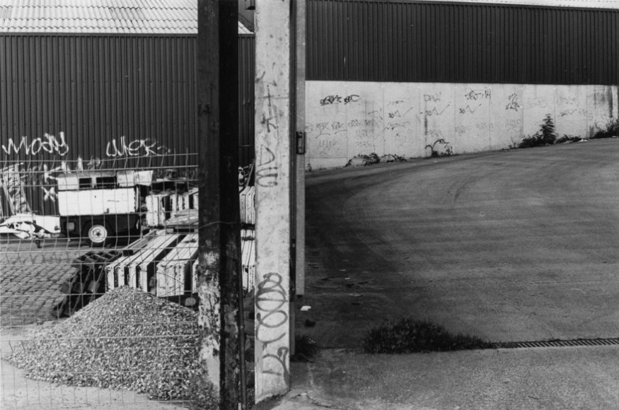 Peter Downsbrough, "Sans-titre", Brussels 1996. Photographie noir et blanc. Courtesy Galerie Martine Aboucaya, Paris. © Peter Downsbrough and Artists Rights Society (ARS), New York